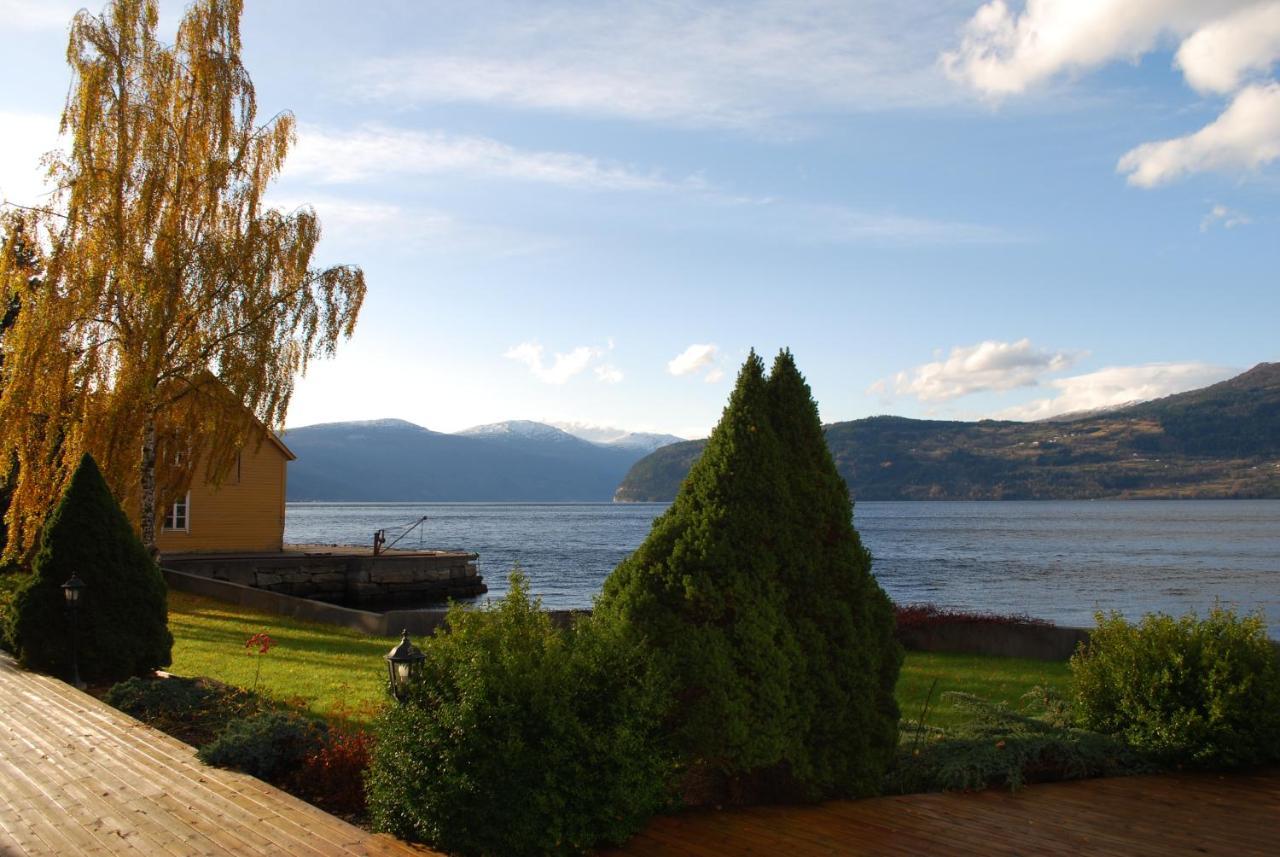 Innvik Fjordhotell Exterior photo